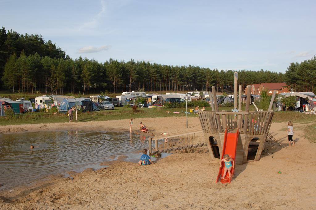 Camping-Und Ferienpark Havelberge Gross Quassow 객실 사진